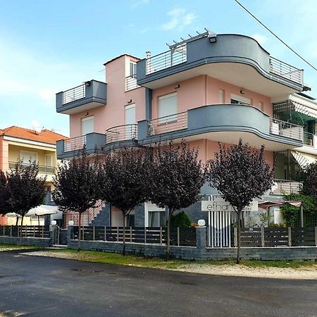 Design Suites Efharis  Néa Péramos Bagian luar foto