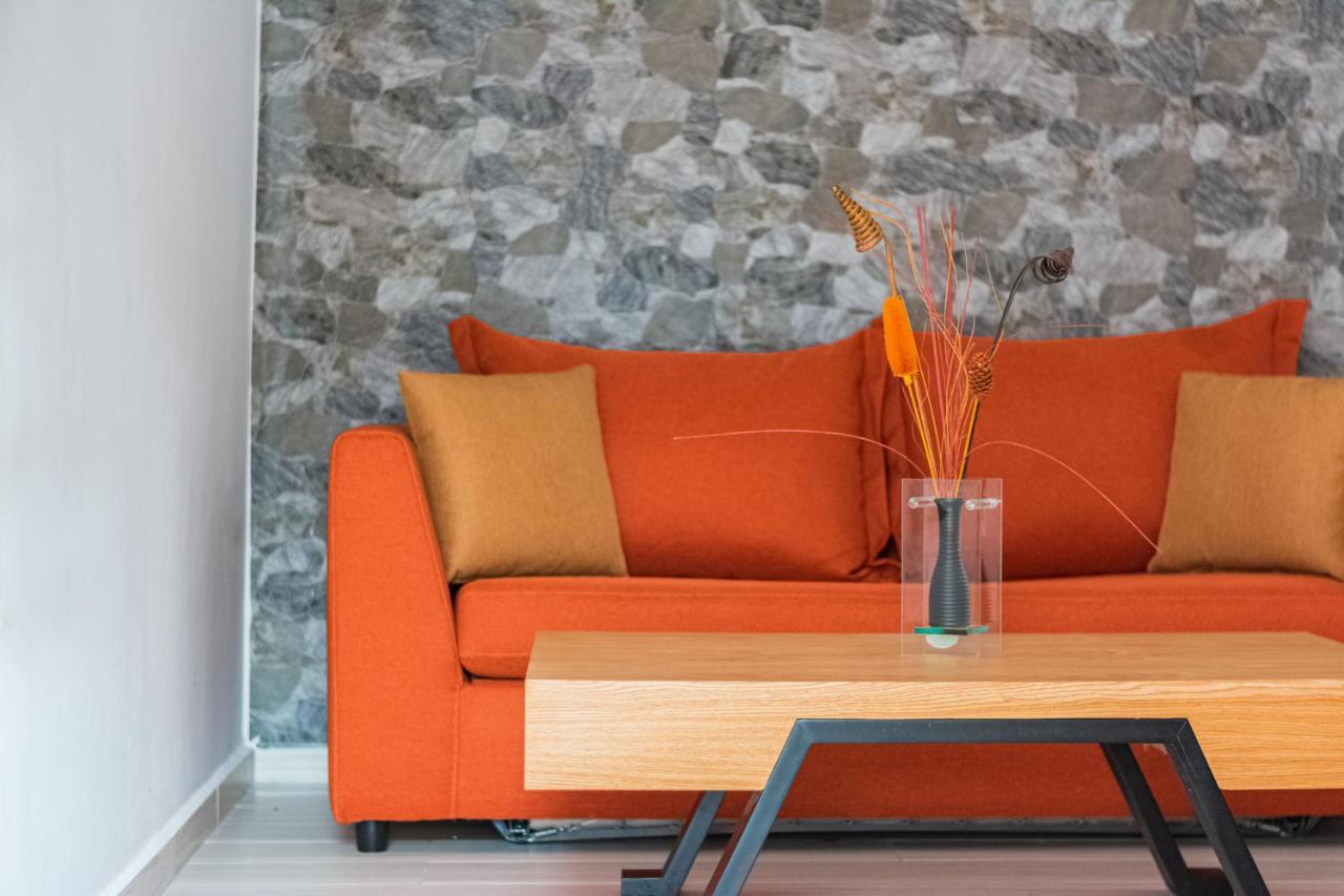 Design Suites Efharis  Néa Péramos Bagian luar foto