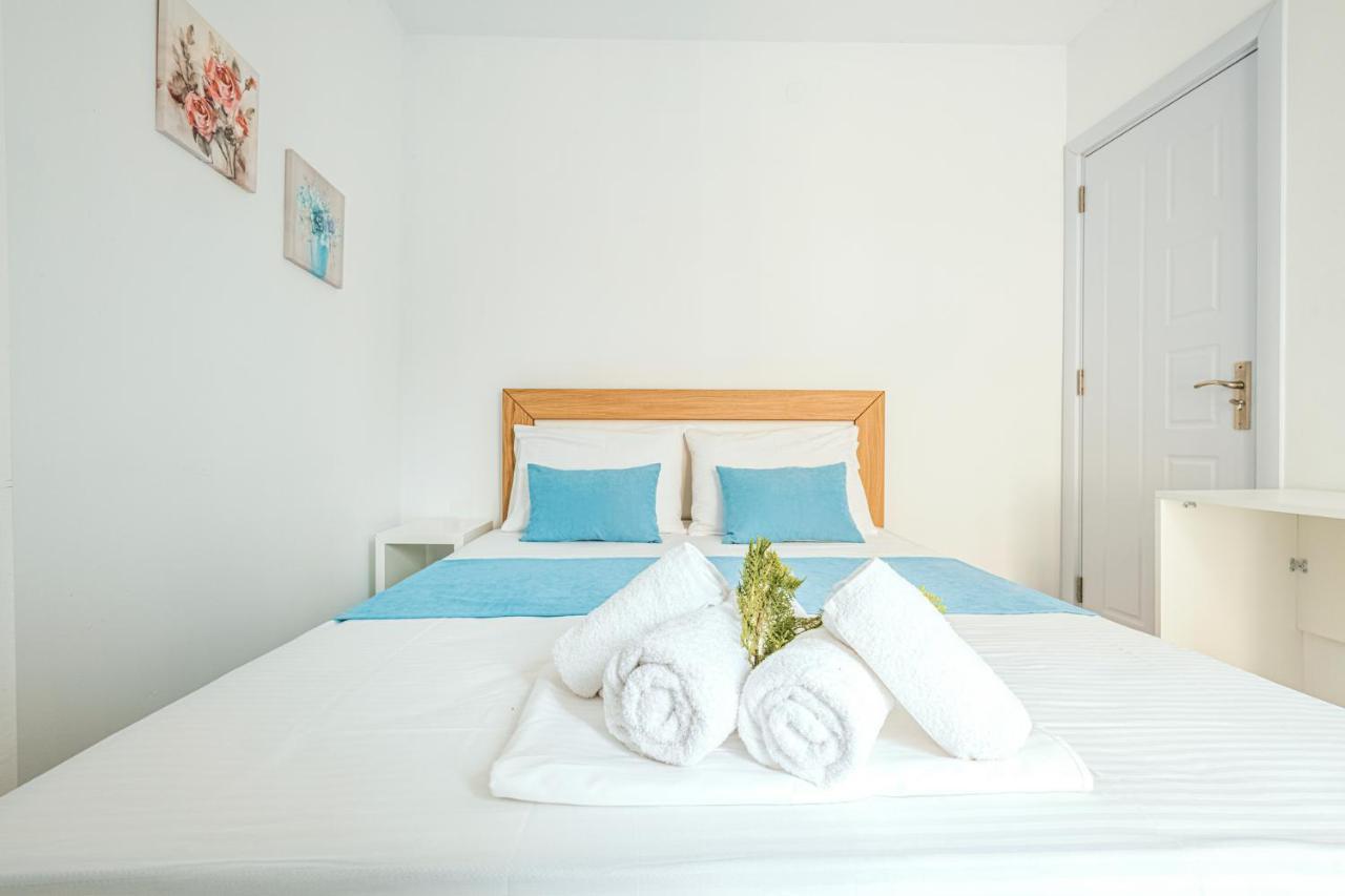 Design Suites Efharis  Néa Péramos Bagian luar foto