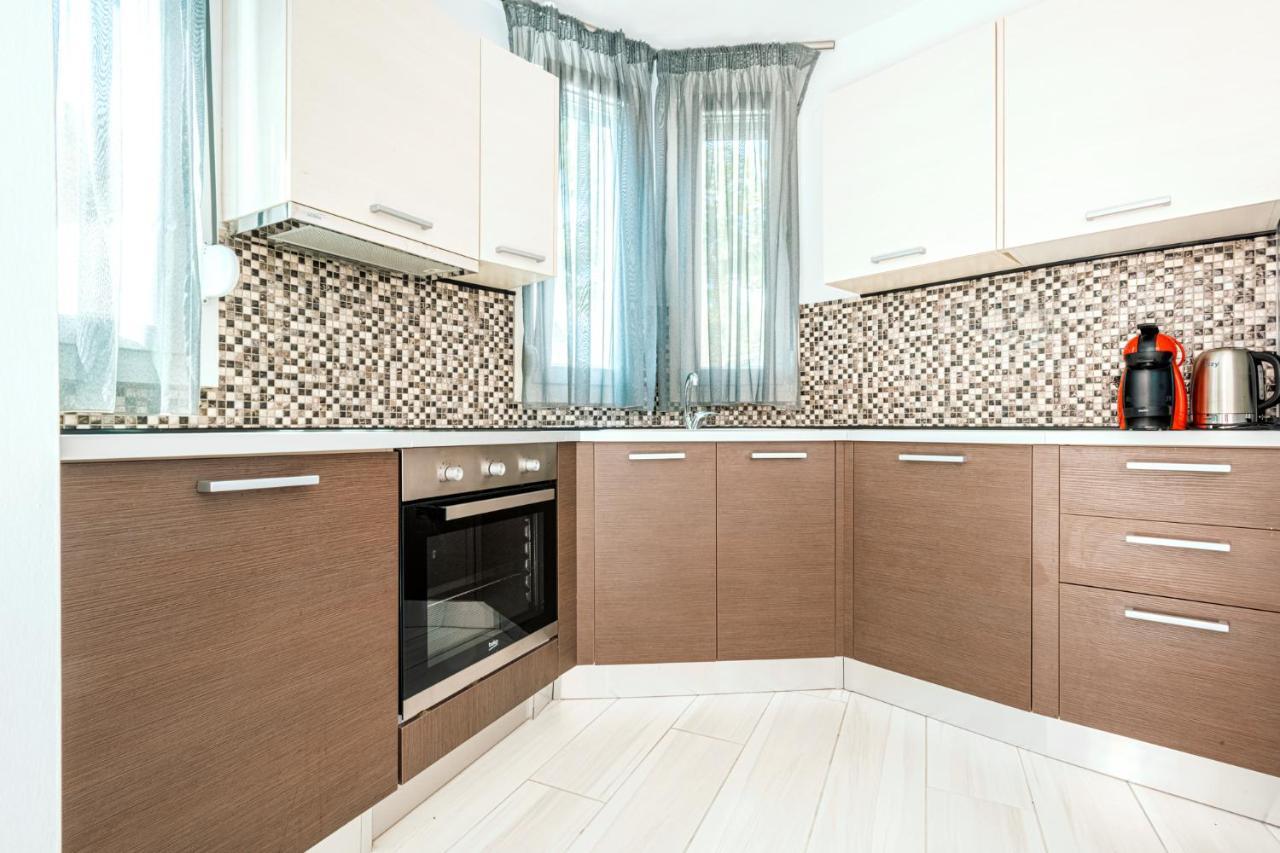 Design Suites Efharis  Néa Péramos Bagian luar foto