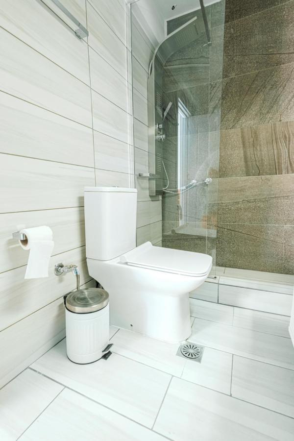 Design Suites Efharis  Néa Péramos Bagian luar foto