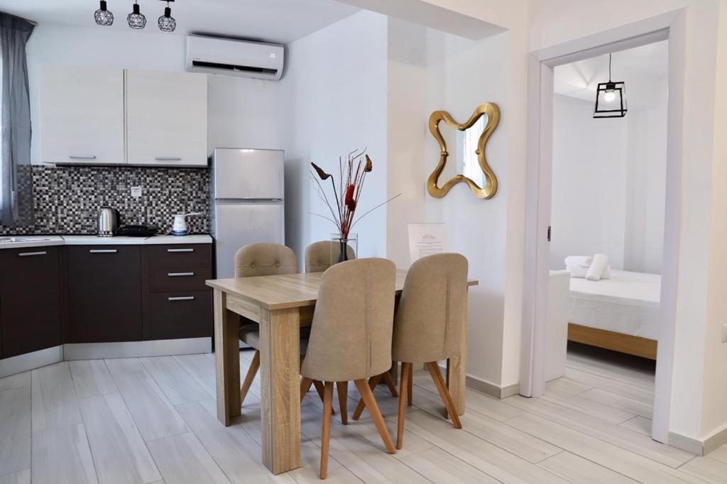 Design Suites Efharis  Néa Péramos Bagian luar foto