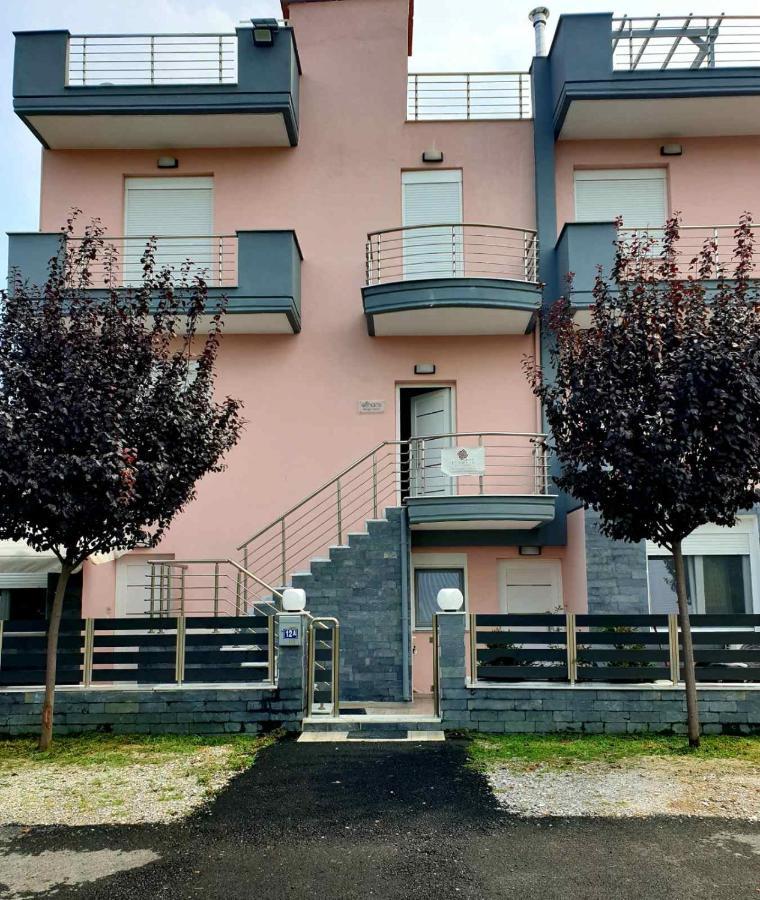 Design Suites Efharis  Néa Péramos Bagian luar foto